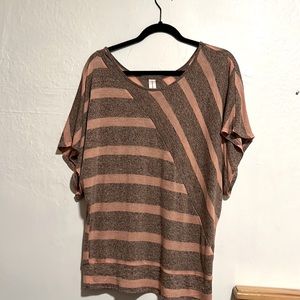 Hello, this shirt is a size XL, it is pink with grey